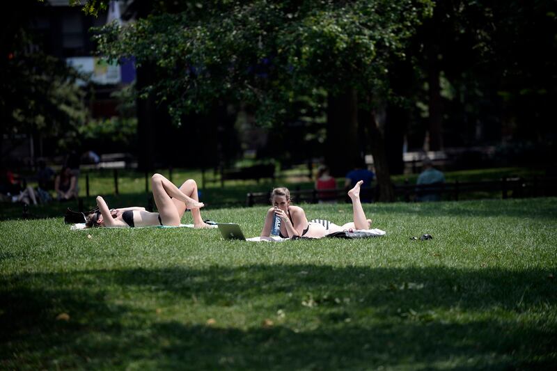 galleries/2013/07/20/east-coast-heat-wave-brings-out-the-fans-the-ac-and-the-parasols-photos/heatwave-02_chhjoj