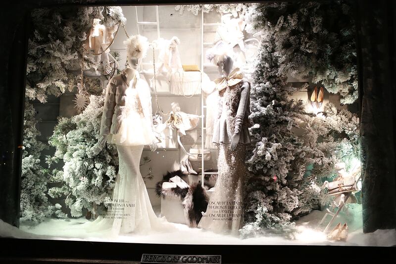 articles/2013/12/05/tales-of-a-bergdorf-goodman-window-dresser/131204-bergdorf-windows-embed2_wagtmt