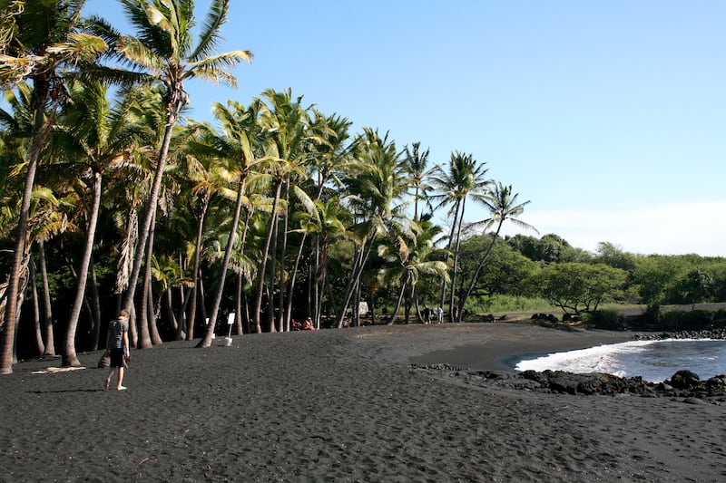 galleries/2013/06/19/five-brilliantly-colored-beaches-photos/130618-colorful-sand-beaches-black_w19qn3