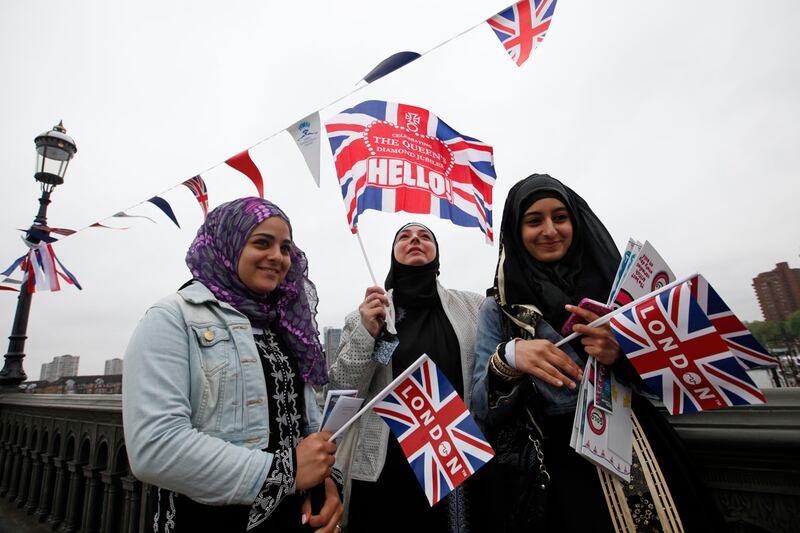 galleries/2012/06/03/queen-elizabeth-s-diamond-jubilee-kate-middleton-prince-william-and-more-photos/muslim-crowds-queen-jubilee-celebration_n9e07f