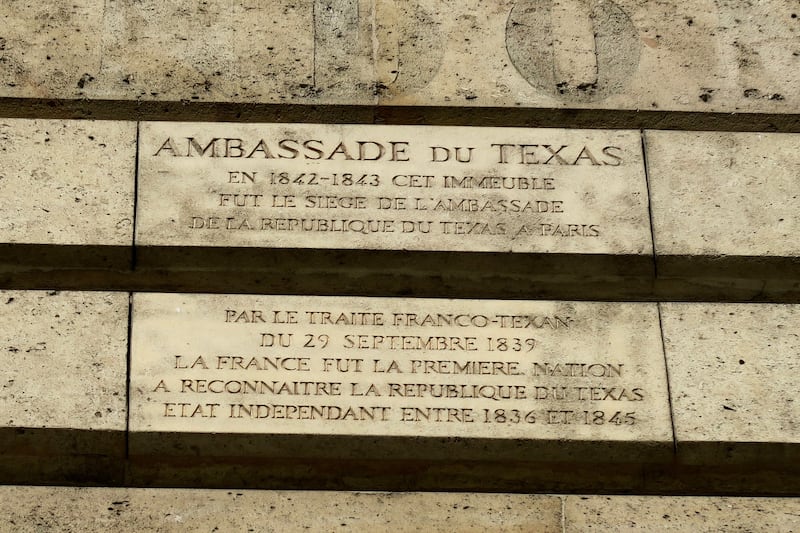 articles/2016/04/24/texas-secessionists-already-have-an-embassy-in-paris/160423-dickey-texas-embassy-embed_ytoimy