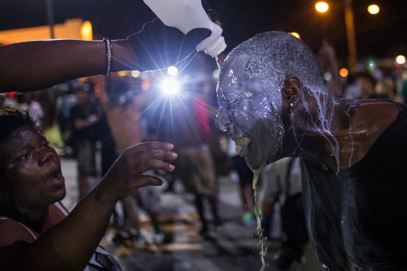 galleries/2014/08/18/missouri-protest-descends-into-chaos-photos/140820-ferguson-riots-update5_oxsc01