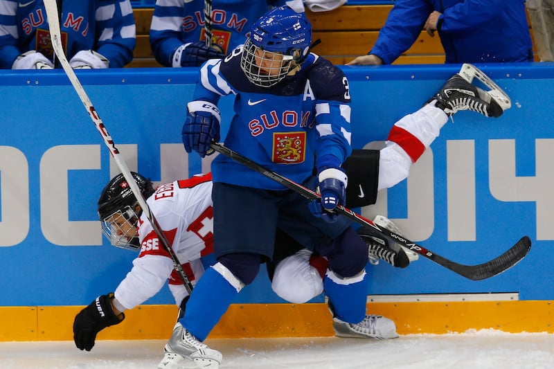 galleries/2014/02/13/gloves-come-off-and-women-s-hockey-gets-dirty-in-sochi-photos/140212-oly-hockey3_fixsys