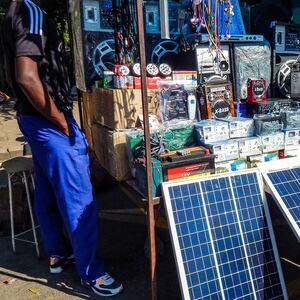 220428-zimbabwe-solar-panels-tease-01_flwkuz