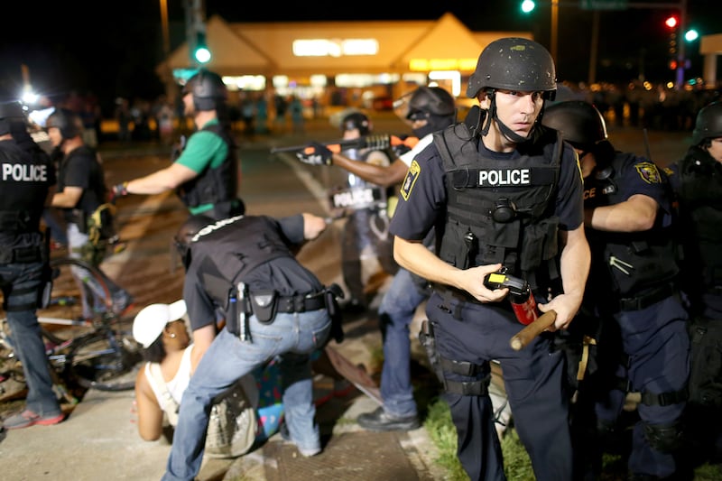 galleries/2014/08/18/missouri-protest-descends-into-chaos-photos/140819-ferguson-missouri-riots-update3_tmz0ld