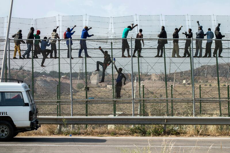 galleries/2014/05/30/onslaught-of-moroccans-rush-the-spanish-border-photos/140530-spain-fence9_fql3ku