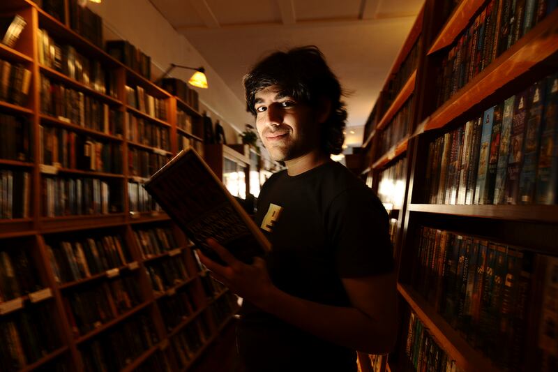 articles/2013/01/13/aaron-swartz-26-programmer-outspoken-advocate-of-free-information/Aaron-Swartz-bookstore_ovkdw1