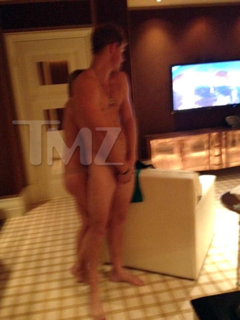 articles/2012/10/11/harry-naked-vegas-pics-worth-23m-to-vegas/prince-harry-naked-vegas-sykes-article_fhkdm8