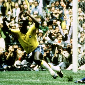 2022-11-10T180525Z_2005481135_RC25JX9BRWQC_RTRMADP_3_SOCCER-WORLDCUP-BRA-PELE_y5s5ax