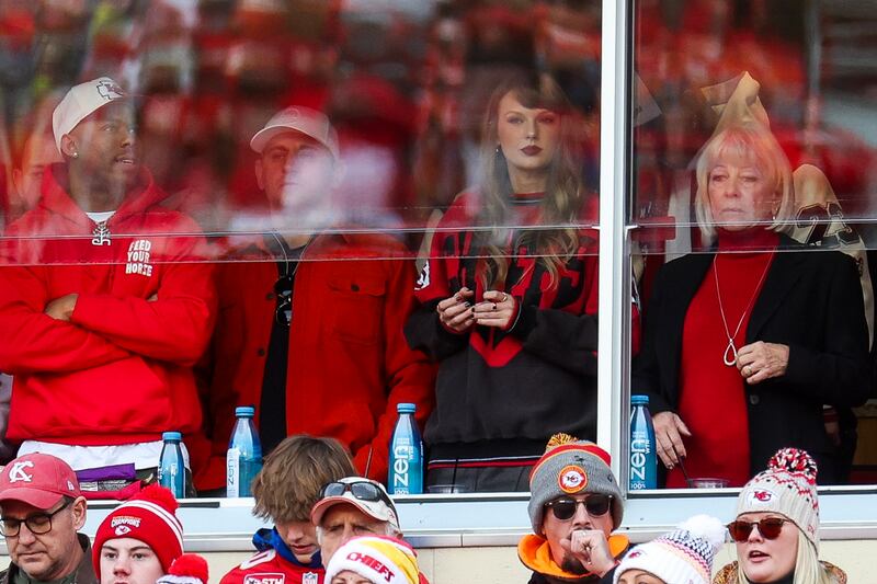 Taylor Swift wears a vintage sweatshirt at the Kansas City Chiefs game