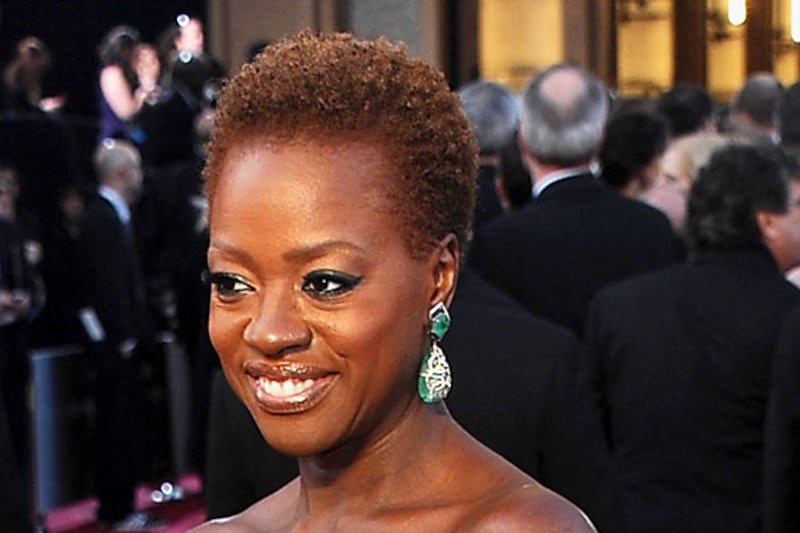 articles/2012/02/27/why-viola-davis-ditched-the-wig-at-the-oscars/viola-fashion-oscars-cheat_izmc32