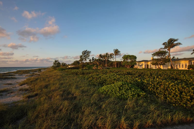 galleries/2014/10/11/omg-i-want-this-house-jupiter-island-fl-photos/141008-omg-2_weggvf