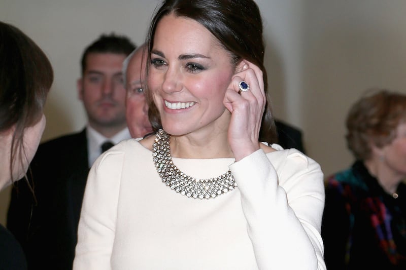 articles/2014/05/09/kate-middleton-s-engagement-ring-appraisal-gwyneth-palrow-tries-ending-the-mommy-wars/140409-kate-ring-cheat_e14vj5