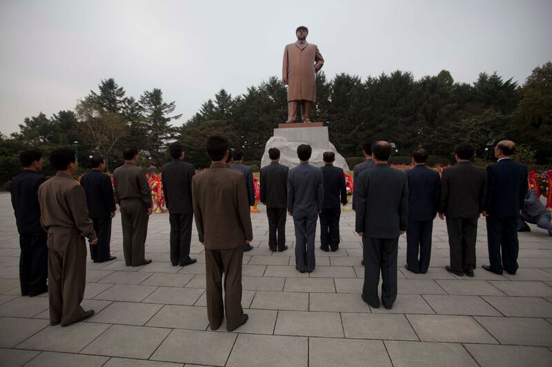 galleries/2011/12/20/life-inside-north-korea-photos/life-in-north-korea-statue_dhi7sj