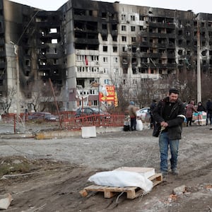 2022-03-17T201541Z_929584557_RC2A4T9DA6KI_RTRMADP_3_UKRAINIE-CRISIS-MARIUPOL_a2saix