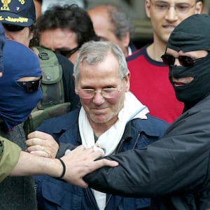 2006-04-12T120000Z_347669484_GM1DSJFEGMAA_RTRMADP_3_ITALY-MAFIA-ARREST_mocduz