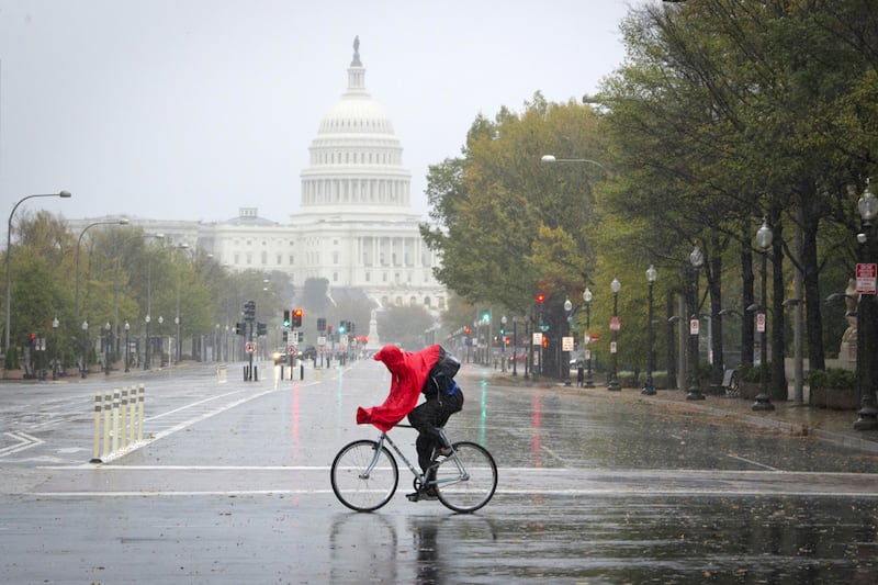 articles/2012/10/30/hurricane-sandy-turns-washington-d-c-into-a-ghost-town/dc-residents-battle-sandy-ashburn_tw6elu