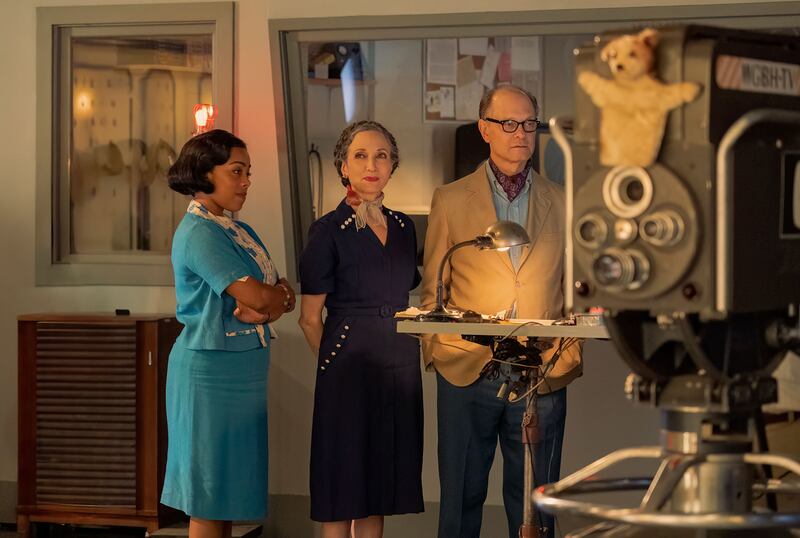 Photo still of David Hyde Pierce and Bebe Neuwirth in 'Julia'