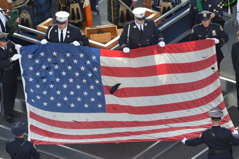 galleries/2011/09/11/911-memorial-ceremony-10th-anniversary-obama-bush-photos/911-memorial-flag-gal_ijxvd6