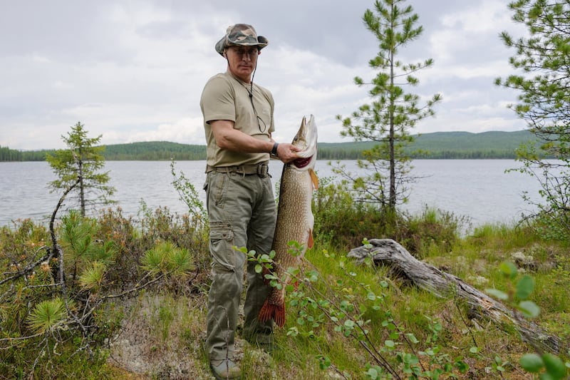 galleries/2013/09/05/17-photos-of-putin-schmoozing-with-animals-photos/130904-putin-big-pike_k0shm1