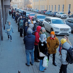 2022-02-27T135856Z_1554373459_RC2CSS97AMHO_RTRMADP_3_UKRAINE-CRISIS-RUSSIA-BANKS_guviob