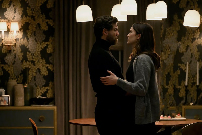 A still from Dr. Death, Season 2, Episode 3, “The Horizon” showing Edgar Ramírez as Dr. Paolo Macchiarini and Mandy Moore as Benita Alexander.