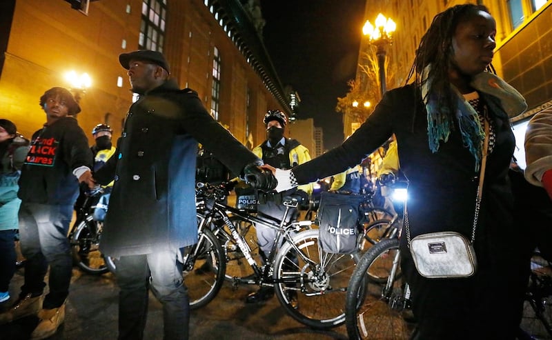 galleries/2015/11/25/chicago-protesters-march-after-release-of-laquan-mcdonald-video-photos/151124-chicago-protests-03_qzpskr