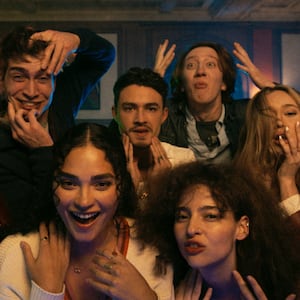 eina Hardesty as Brooke, Devon Terrell as Reuben, James Morosini as Cyrus, Brittany O’Grady as Shelby, Gavin Leatherwood as Dennis, Nina Bloomgarden as Maya, David Thompson as Forbes and Alycia Debnam-Carey as Nikki in It's What's Inside