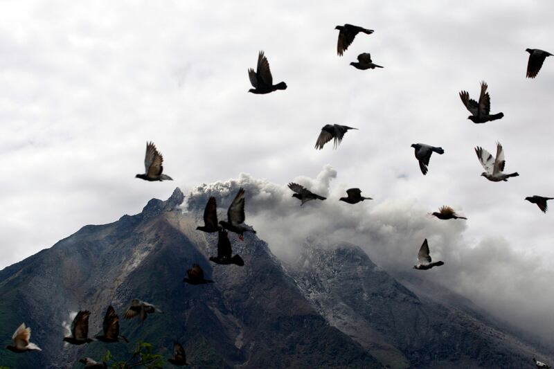 galleries/2013/09/17/indonesian-volcano-eruption-displaces-thousands-photos/130917-volcano-10_tkn0gz