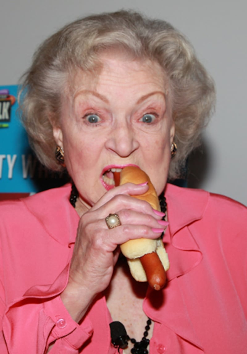 galleries/2012/07/05/justin-bieber-beyonce-more-celebrities-eating-hot-dogs-photos/celebs-eating-hotdogs-betty-white_afaya7