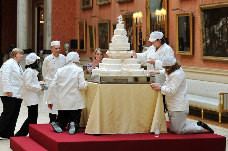 articles/2013/11/15/slice-of-prince-william-and-kate-middleton-wedding-cake-sells-for-4-160/will-kate-cake_qtycow