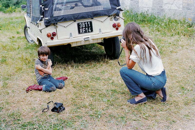 galleries/2013/11/21/jane-birkin-and-serge-gainsbourg-a-family-album-photos/131120-birkin-family-photos-15_vvhcvm