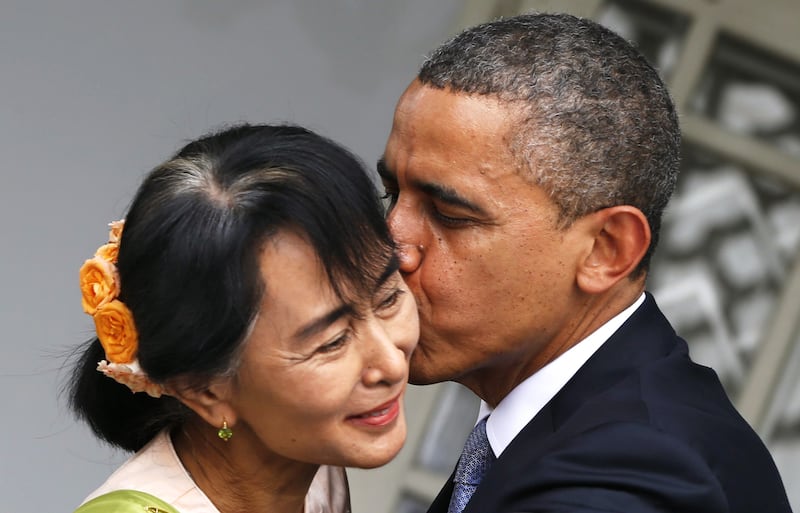 galleries/2012/11/19/awkward-obama-kisses-aung-san-suu-kyi-hillary-clinton-more-photos/obama-kissing-kyi_z8ofck