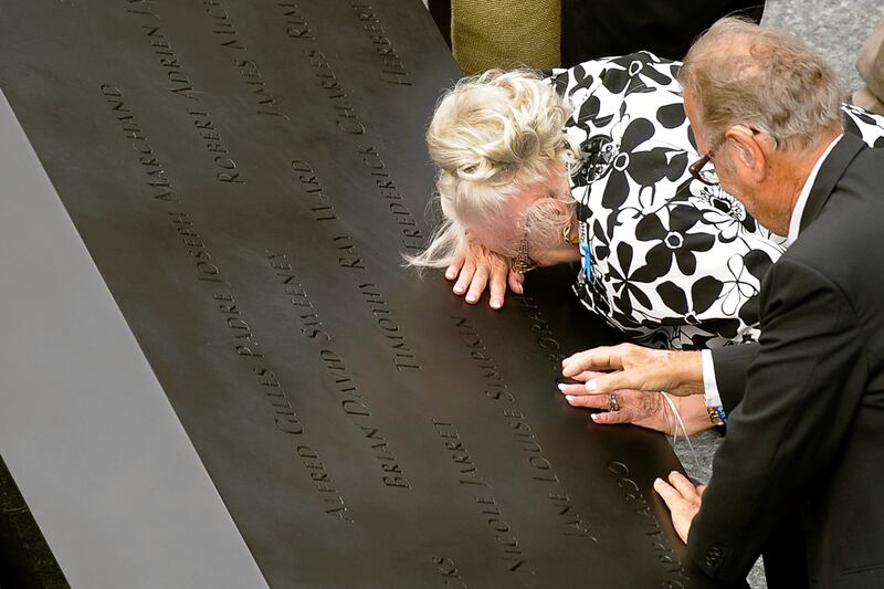 galleries/2011/09/11/911-memorial-ceremony-10th-anniversary-obama-bush-photos/911-memorial-10th-anniversary-box_bvpbaw