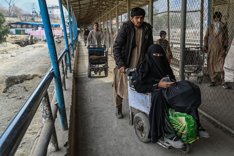 A picture of Afghans arriving from Pakistan in Torkham. 