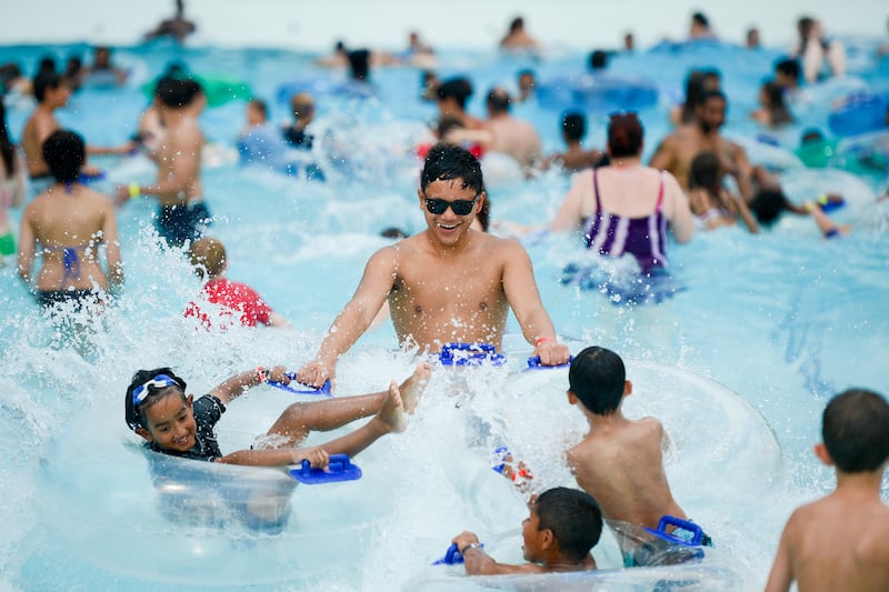 galleries/2013/07/20/east-coast-heat-wave-brings-out-the-fans-the-ac-and-the-parasols-photos/heatwave-13_owqgub