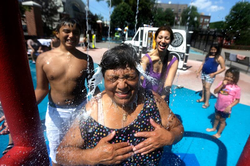 galleries/2013/07/20/east-coast-heat-wave-brings-out-the-fans-the-ac-and-the-parasols-photos/heatwave-07_ydddlk