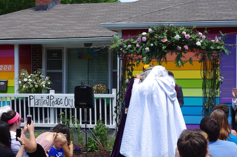 articles/2015/06/07/dumbledore-and-gandalf-marry-and-vanquish-the-westboro-baptist-church/150607-potts-gandalf-dumbledore-embed2_aklzrn