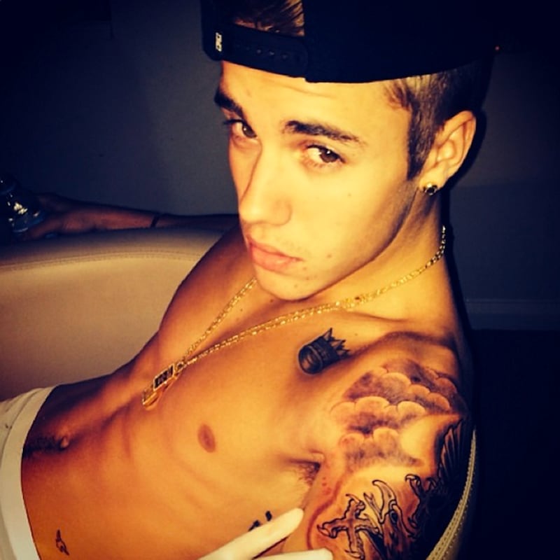 galleries/2013/12/28/the-best-celebrity-selfies-of-2013-photos/2013-selfies-bieber_f9d8zs