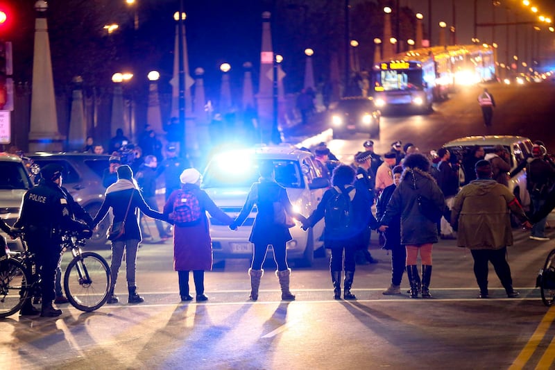 galleries/2015/11/25/chicago-protesters-march-after-release-of-laquan-mcdonald-video-photos/151124-chicago-protests-04_phcpbx