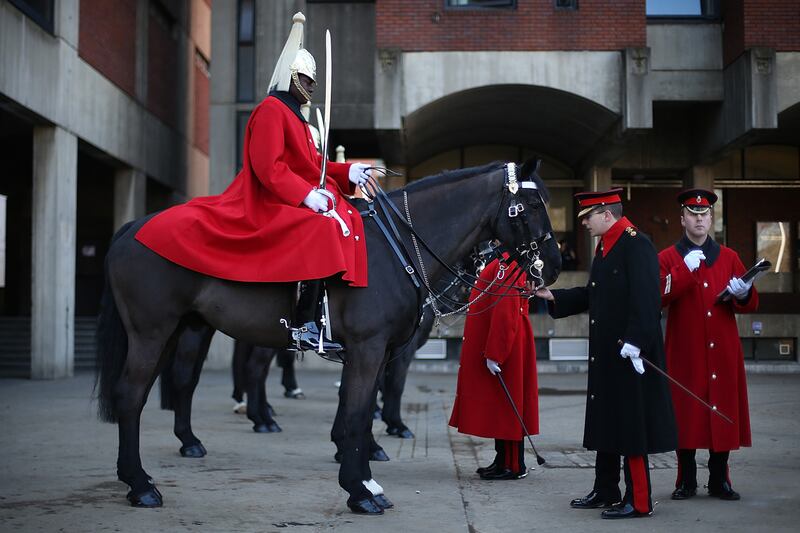 galleries/2012/03/29/pomp-circumstance-and-manure-a-day-in-the-life-of-the-royal-household-cavalry/household-cavalry-2_d7y5ae