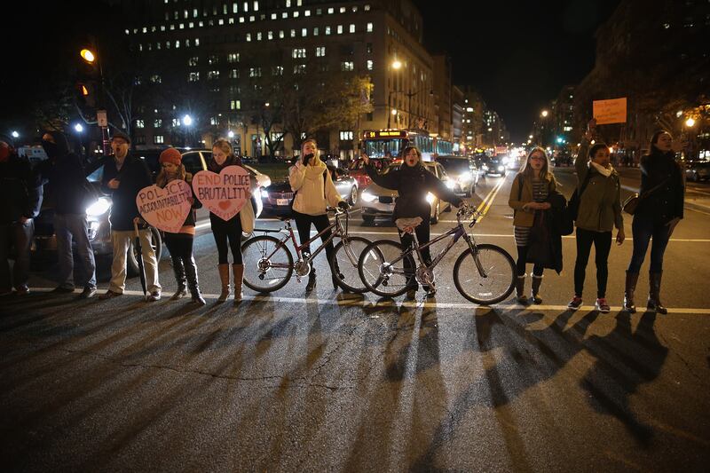 galleries/2014/12/03/scenes-from-the-eric-garner-protests-photos/141203-garner-protest8_wsbadj