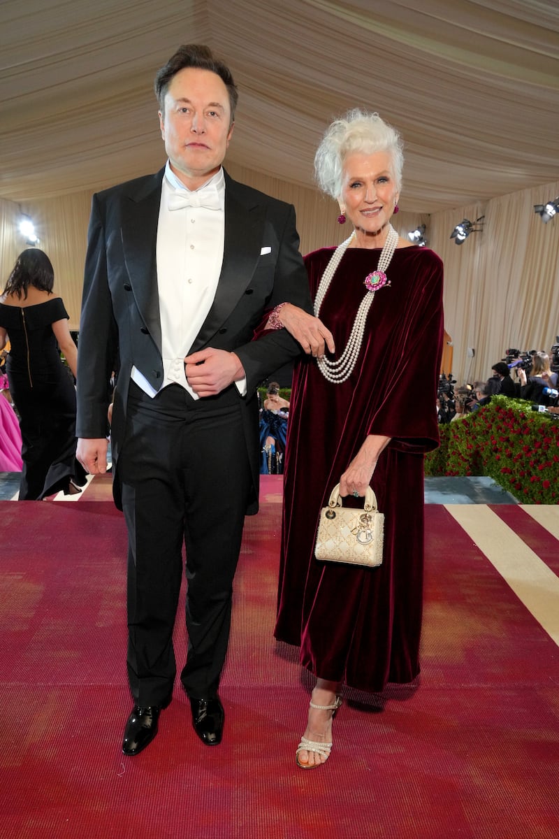 met-gala-Elon-Musk-and-Maye-Musk_pmfpby