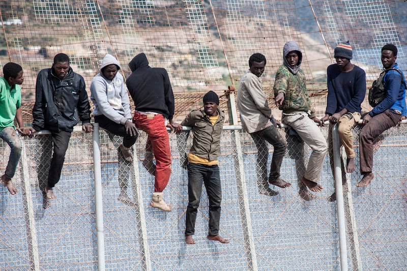 galleries/2014/05/30/onslaught-of-moroccans-rush-the-spanish-border-photos/140530-spain-fence2_vkuui0