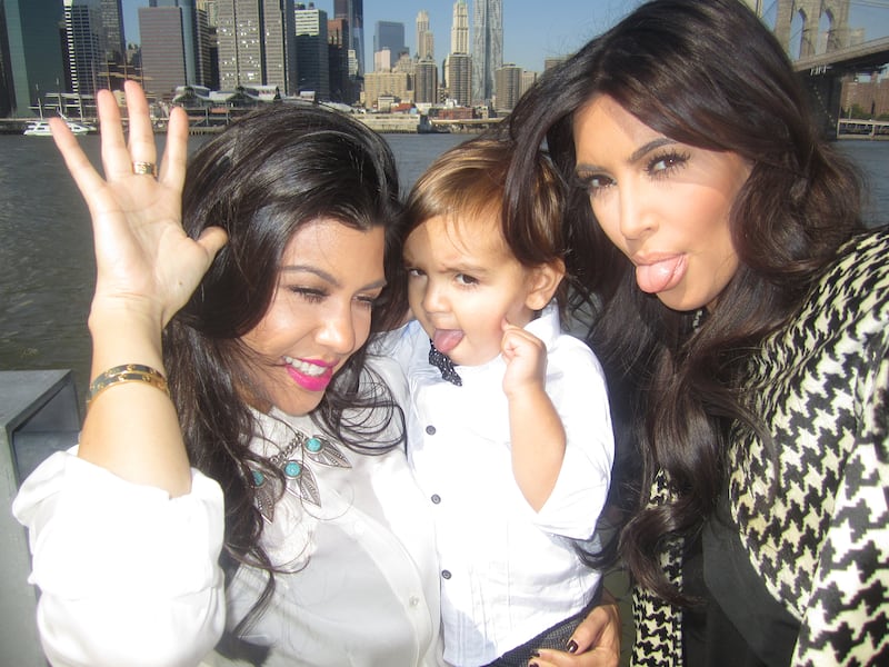 galleries/2015/05/08/kim-kardashian-s-selfie/150507-teeman-kimk-04_ruatfl