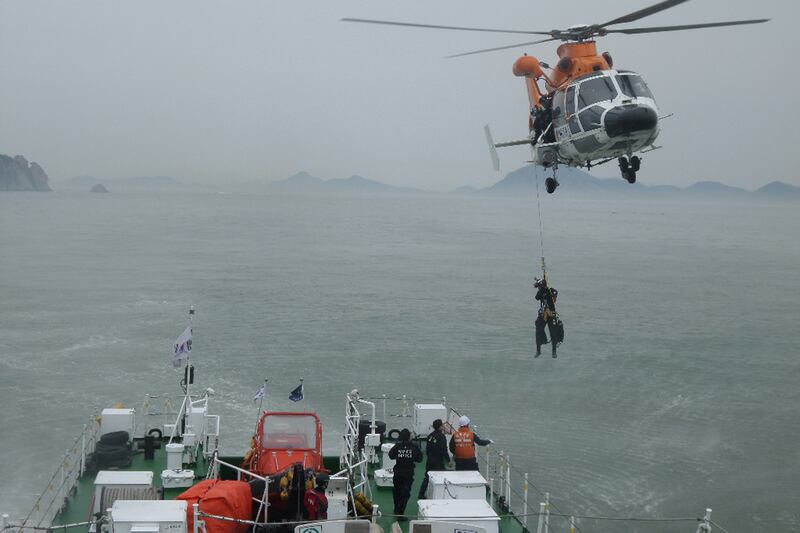 galleries/2014/04/16/south-korean-shipwreck-the-search-for-survivors/140416-south-korea-ferry07_lbkvco