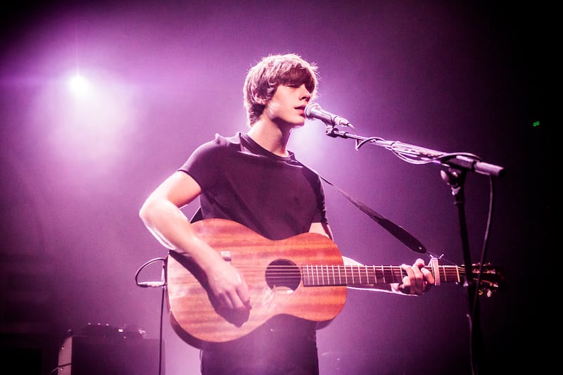 articles/2013/11/19/jake-bugg-isn-t-the-new-bob-dylan-he-s-the-male-adele/131118-romano-bugg-tease_mhow7t