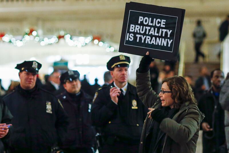 2014-12-13T120000Z_2064040454_GM1EACD0T3501_RTRMADP_3_USA-POLICE-NEW-YORK_pmh5ek