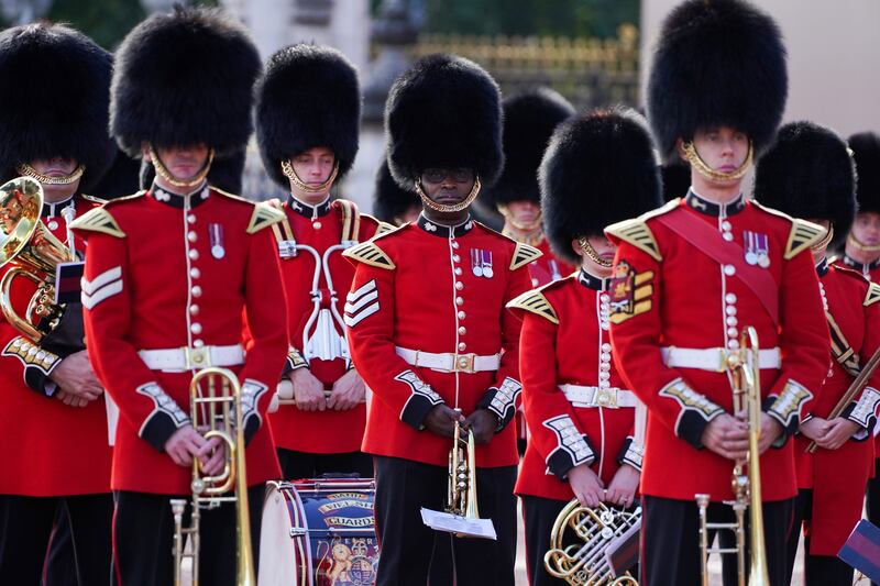 2021-10-04T122013Z_1392582498_RC2Y2Q9D4HZ6_RTRMADP_3_BRITAIN-ROYALS-GUARDS_kplkde