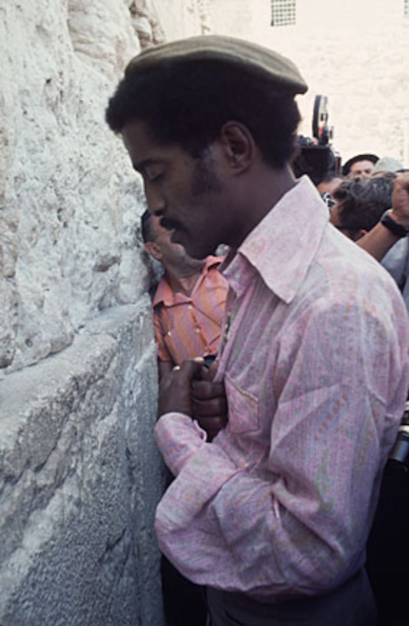 galleries/2009/07/20/america-s-newest-jews/celeb-converts---sammy-davis-jr_asnijg